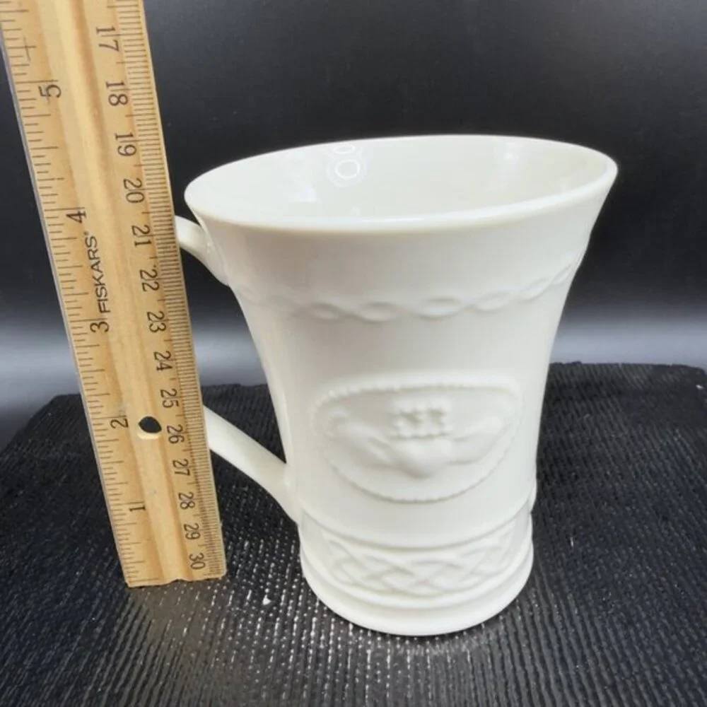 Belleek Irish Claddagh Mug Cup Ivory Fine Porcelain Heart And Hands‎ Pattern Mug